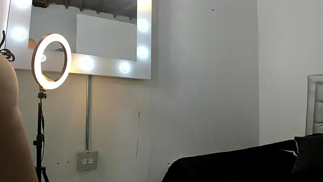 Snapshot of SEXXYLATINCOUPLE1 chatting on 10.29.25 SEXXYLATINCOUPLE1 online show from 10.29.25