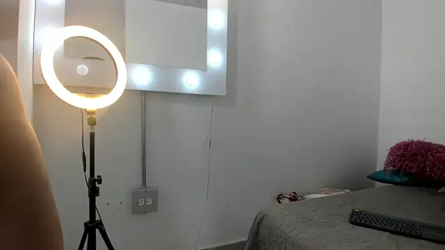 Snapshot of SEXXYLATINCOUPLE1 chatting on 11.29.25 SEXXYLATINCOUPLE1 online show from 11.29.25