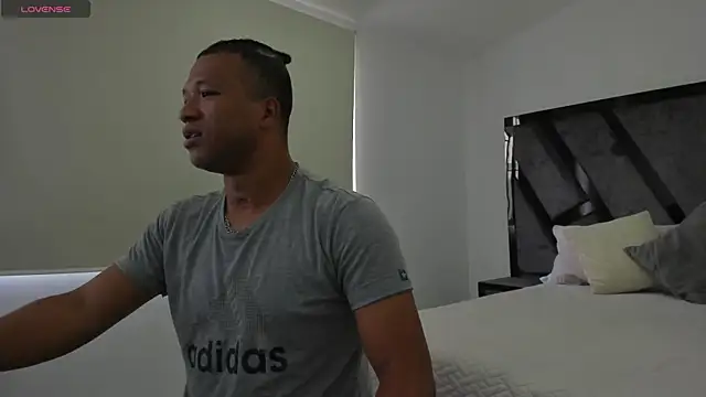 Snapshot of AnnieAndStefan chatting on 01.12.25 AnnieAndStefan online show from 01.12.25