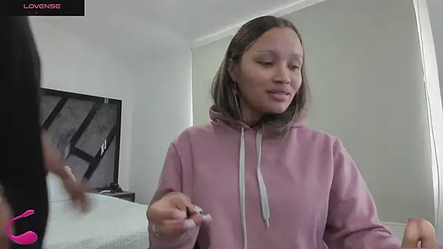 Snapshot of AnnieAndStefan chatting on 11.06.25 AnnieAndStefan online show from 11.06.25