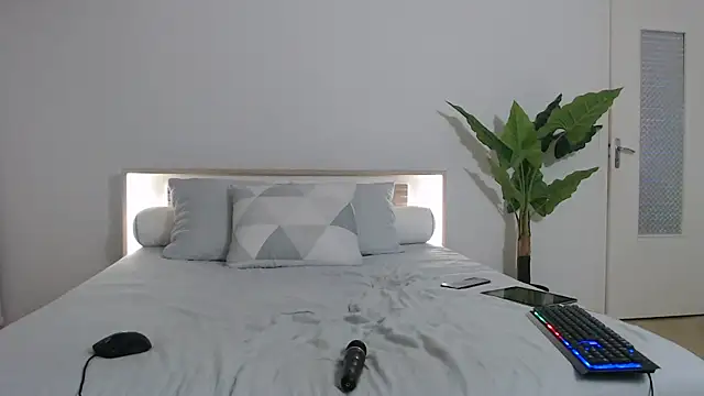 Snapshot of Crystal-dreamt chatting on 03.22.25 Crystal-dreamt online show from 03.22.25