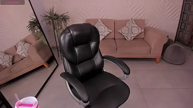 Snapshot of MileyCruz_ chatting on 11.25.25 MileyCruz online show from 11.25.25