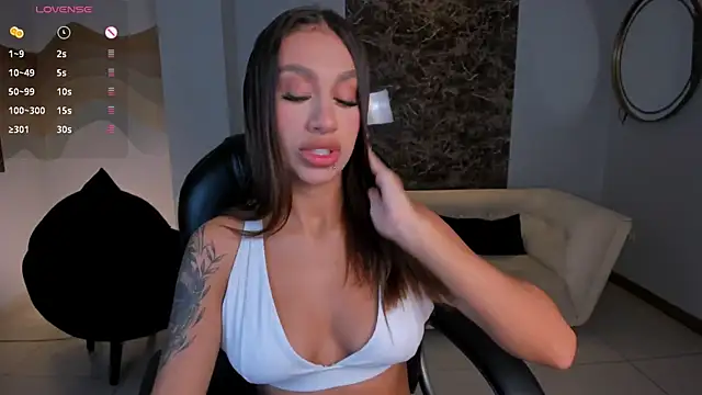 Snapshot of DannaCruz chatting on 01.18.25 DannaCruz online show from 01.18.25