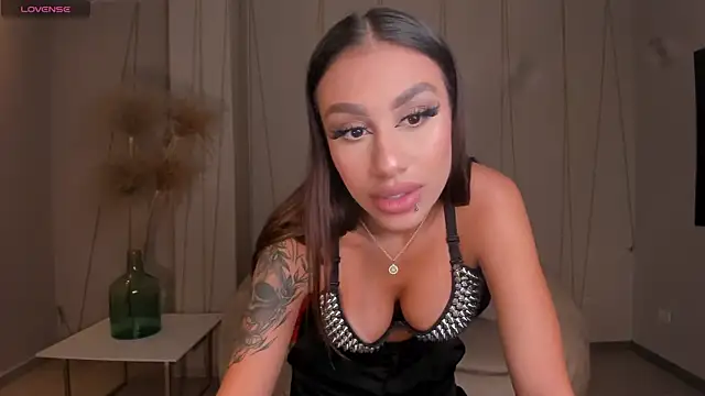 Snapshot of DannaCruz chatting on 01.25.25 DannaCruz online show from 01.25.25