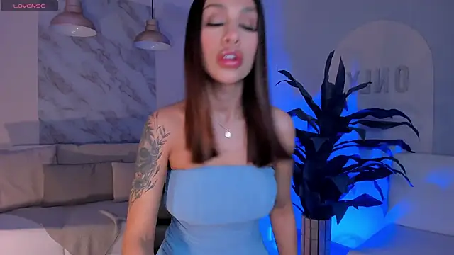 Snapshot of DannaCruz chatting on 02.18.25 DannaCruz online show from 02.18.25