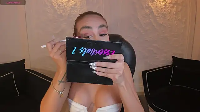 Snapshot of DannaCruz chatting on 11.23.25 DannaCruz online show from 11.23.25