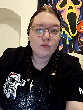 Snapshot of Sexycurvyemilyy chatting on 11.18.25 Sexycurvyemilyy online show from 11.18.25