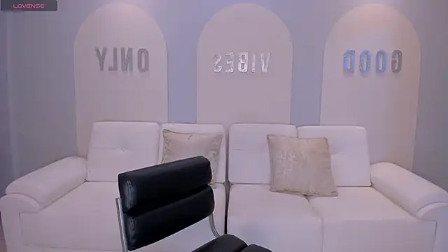 Snapshot of SunnyRivers chatting on 10.24.25 SunnyRivers online show from 10.24.25