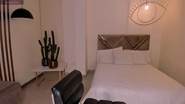 Snapshot of SunnyRivers chatting on 10.28.25 SunnyRivers online show from 10.28.25