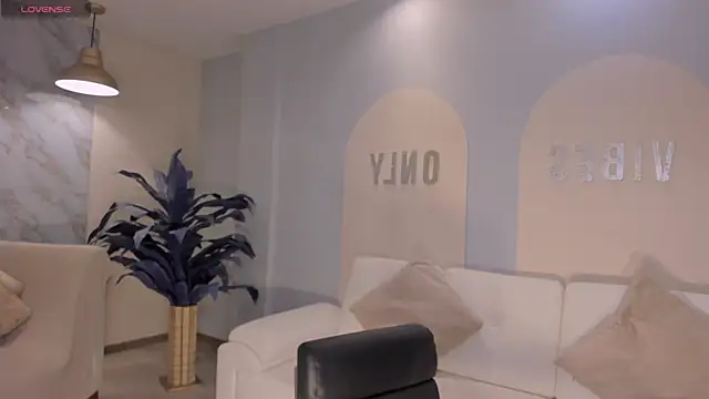 Snapshot of SunnyRivers chatting on 12.16.25 SunnyRivers online show from 12.16.25