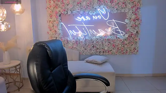 Snapshot of SunnyRivers chatting on 12.18.25 SunnyRivers online show from 12.18.25