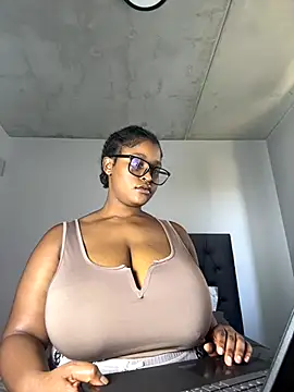 Snapshot of KnockoutBestie chatting on 12.04.24 KnockoutBestie online show from 12.04.24