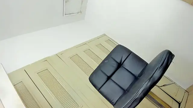 Snapshot of MissCarolinne chatting on 01.05.25 MissCarolinne online show from 01.05.25