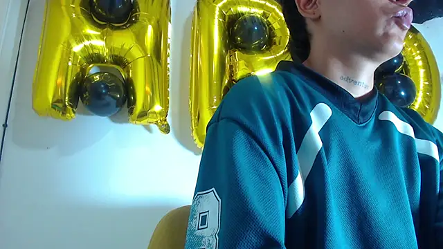 Snapshot of Tamarahryan chatting on 12.15.25 Tamarahryan online show from 12.15.25