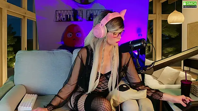 Snapshot of Kittychatte chatting on 11.04.25 Kittychatte online show from 11.04.25