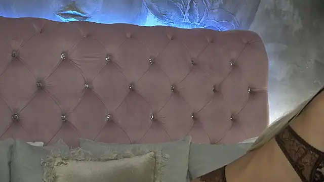 Snapshot of IvyRubens chatting on 12.23.25 IvyRubens online show from 12.23.25