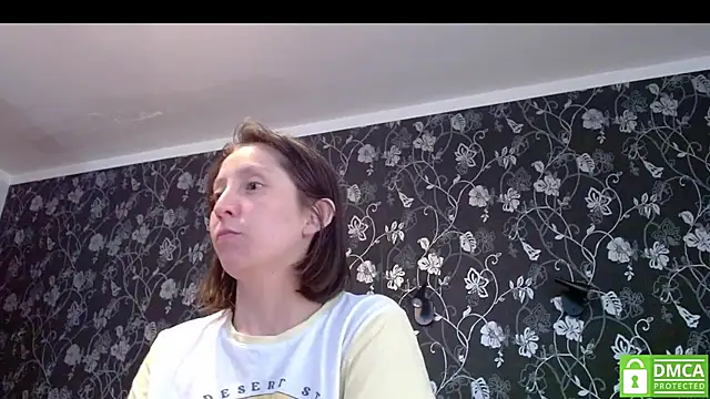 Snapshot of Sophi_Cute chatting on 07.08.26 Sophi Cute online show from 07.08.26