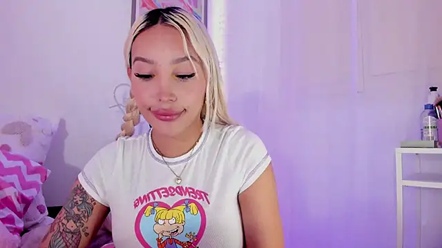 Snapshot of _viioletweekend_ chatting on 03.03.25 viioletweekend online show from 03.03.25