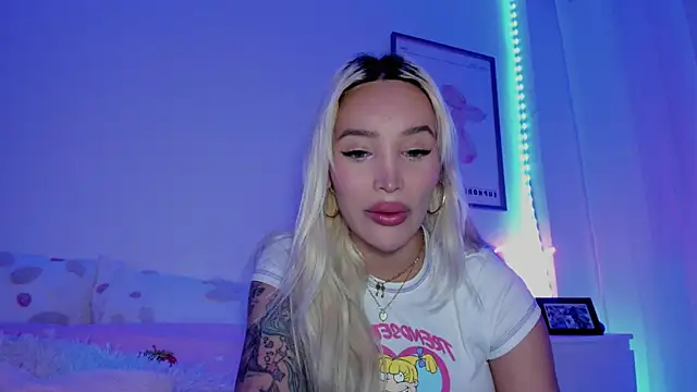 Snapshot of _viioletweekend_ chatting on 03.12.25 viioletweekend online show from 03.12.25