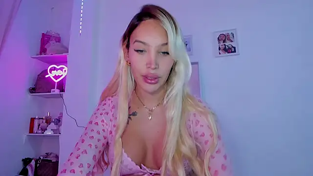 Snapshot of _viioletweekend_ chatting on 12.01.25 viioletweekend online show from 12.01.25