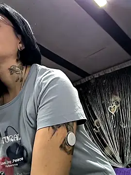 Snapshot of KikiXRed chatting on 11.20.25 KikiXRed online show from 11.20.25