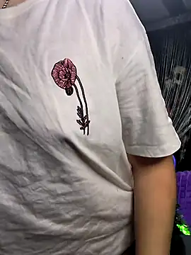 Snapshot of KikiXRed chatting on 12.17.25 KikiXRed online show from 12.17.25