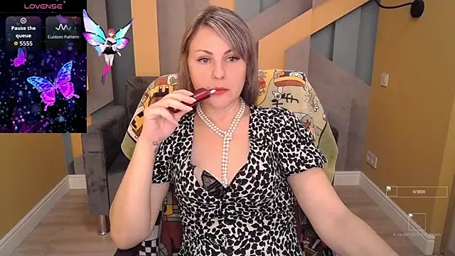 Snapshot of Candy_Long chatting on 10.20.25 Candy Long online show from 10.20.25