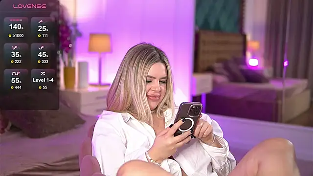 Snapshot of SophieBoobsX chatting on 01.19.25 SophieBoobsX online show from 01.19.25