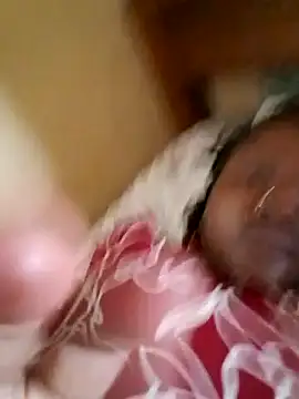 Snapshot of pretty-donna chatting on 10.20.25 pretty-donna online show from 10.20.25