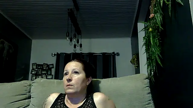 Snapshot of feline27 chatting on 04.04.26 feline27 online show from 04.04.26