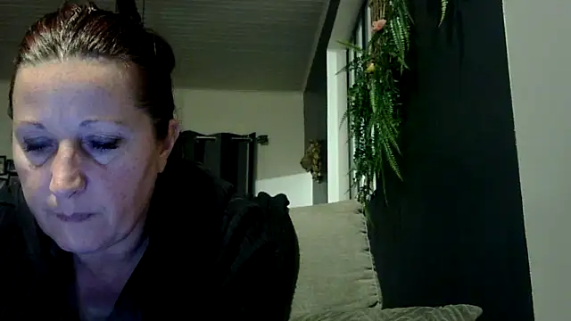 Snapshot of feline27 chatting on 04.13.26 feline27 online show from 04.13.26