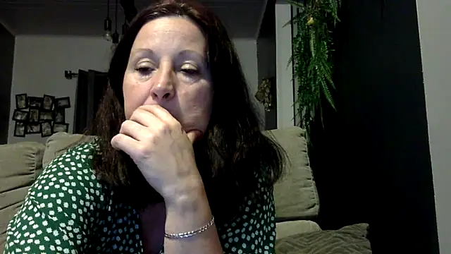 Snapshot of feline27 chatting on 04.14.26 feline27 online show from 04.14.26