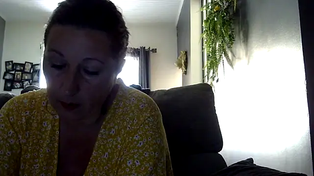 Snapshot of feline27 chatting on 04.16.26 feline27 online show from 04.16.26