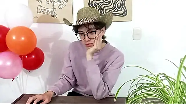 Snapshot of Norehg chatting on 11.04.25 Norehg online show from 11.04.25