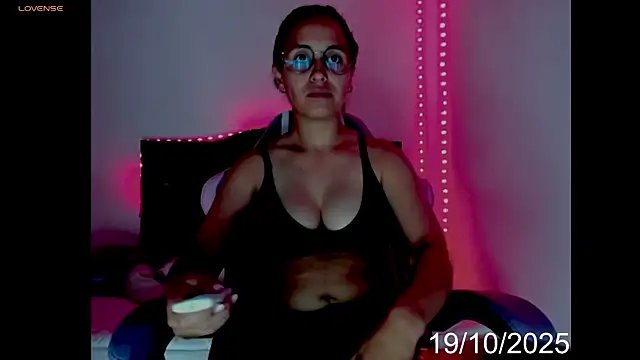 Snapshot of lady_hana28 chatting on 11.19.25 lady hana28 online show from 11.19.25