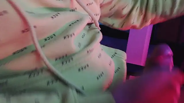 Snapshot of auilein chatting on 03.22.25 auilein online show from 03.22.25