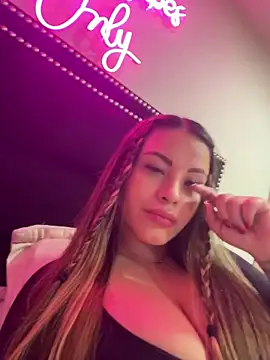 Snapshot of sexyyykloee chatting on 05.15.26 sexyyykloee online show from 05.15.26