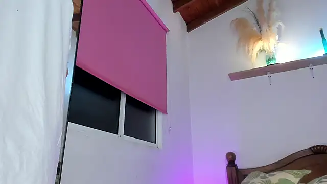 Snapshot of Juan_Castano chatting on 10.17.25 Juan Castano online show from 10.17.25