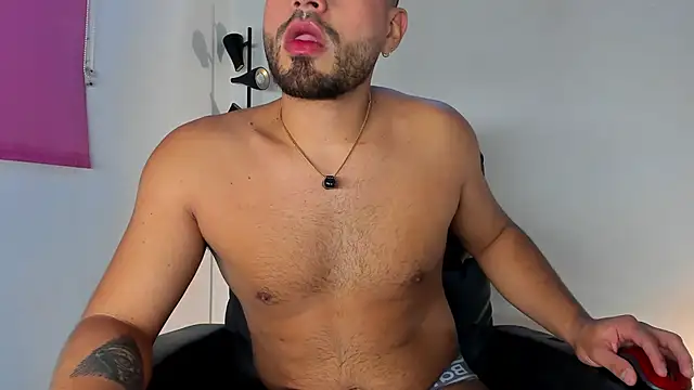 Snapshot of Juan_Castano chatting on 02.05.26 Juan Castano online show from 02.05.26