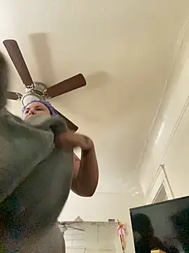 Snapshot of xocrybaby chatting on 11.18.25 xocrybaby online show from 11.18.25