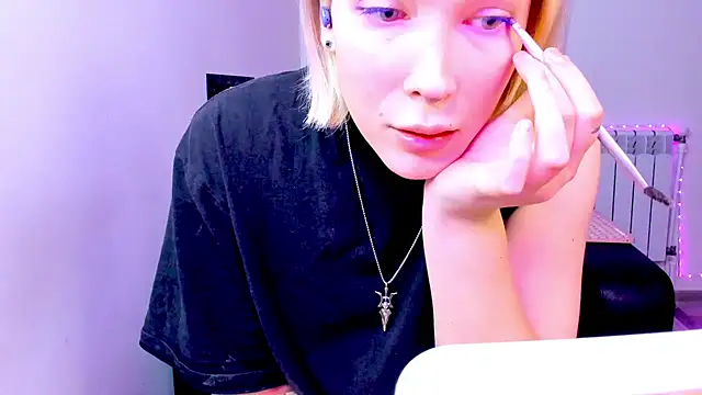 Snapshot of dollmore chatting on 11.29.25 dollmore online show from 11.29.25