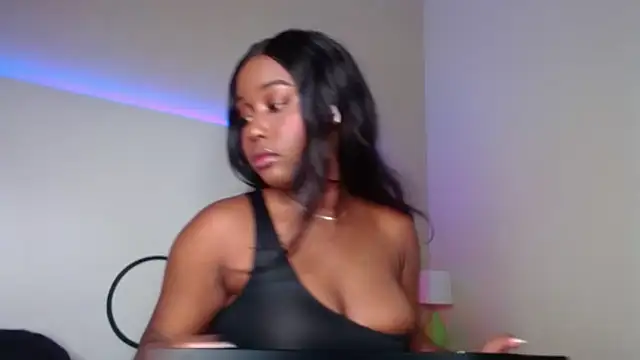 Snapshot of MichaelaCox chatting on 05.28.26 MichaelaCox online show from 05.28.26