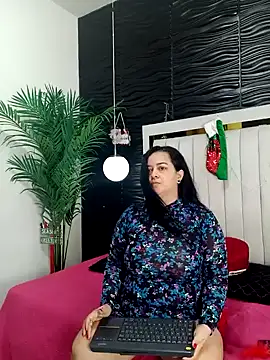 Snapshot of lucia_vonne_ chatting on 12.23.24 lucia vonne online show from 12.23.24