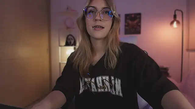 Snapshot of Dakotaa_ chatting on 11.22.25 Dakotaa online show from 11.22.25