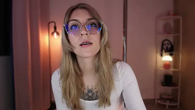 Snapshot of Dakotaa_ chatting on 11.30.25 Dakotaa online show from 11.30.25