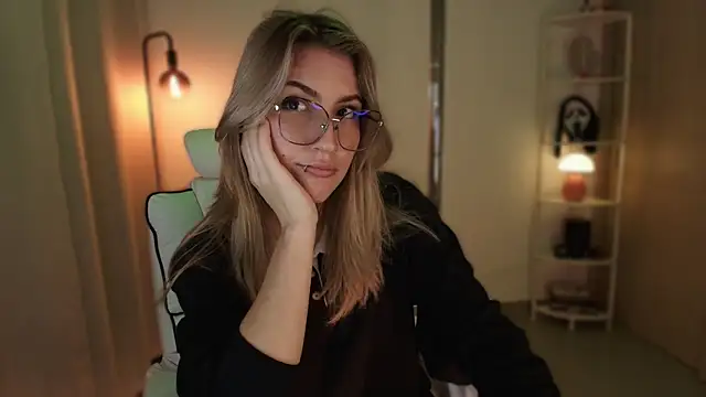 Snapshot of Dakotaa_ chatting on 12.01.25 Dakotaa online show from 12.01.25