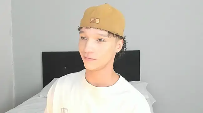 Snapshot of angelcortes chatting on 03.05.25 angelcortes online show from 03.05.25