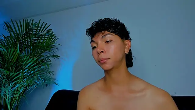 Snapshot of xhenisa_ chatting on 11.20.25 xhenisa online show from 11.20.25