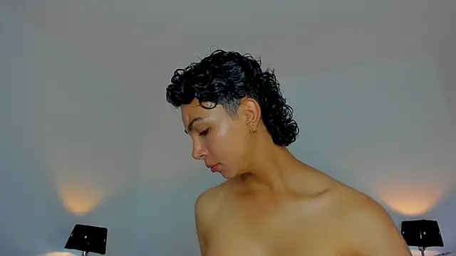 Snapshot of xhenisa_ chatting on 11.26.25 xhenisa online show from 11.26.25