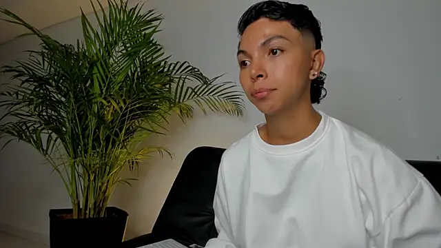 Snapshot of xhenisa_ chatting on 02.01.26 xhenisa online show from 02.01.26